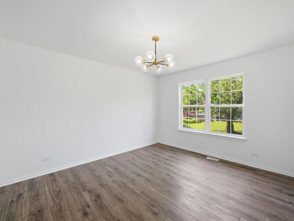 Image 28 of property listing at 225 Parkside Lane, Oswego, IL 60543