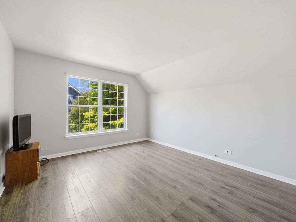 Image 30 of property listing at 225 Parkside Lane, Oswego, IL 60543