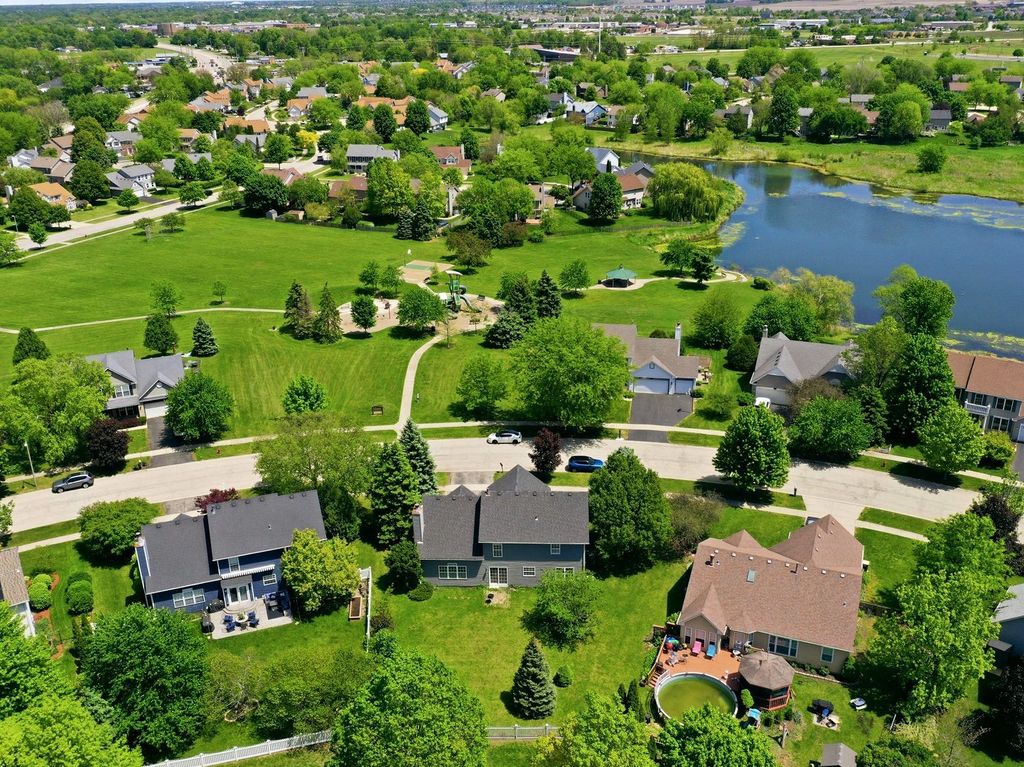Image 4 of property listing at 225 Parkside Lane, Oswego, IL 60543