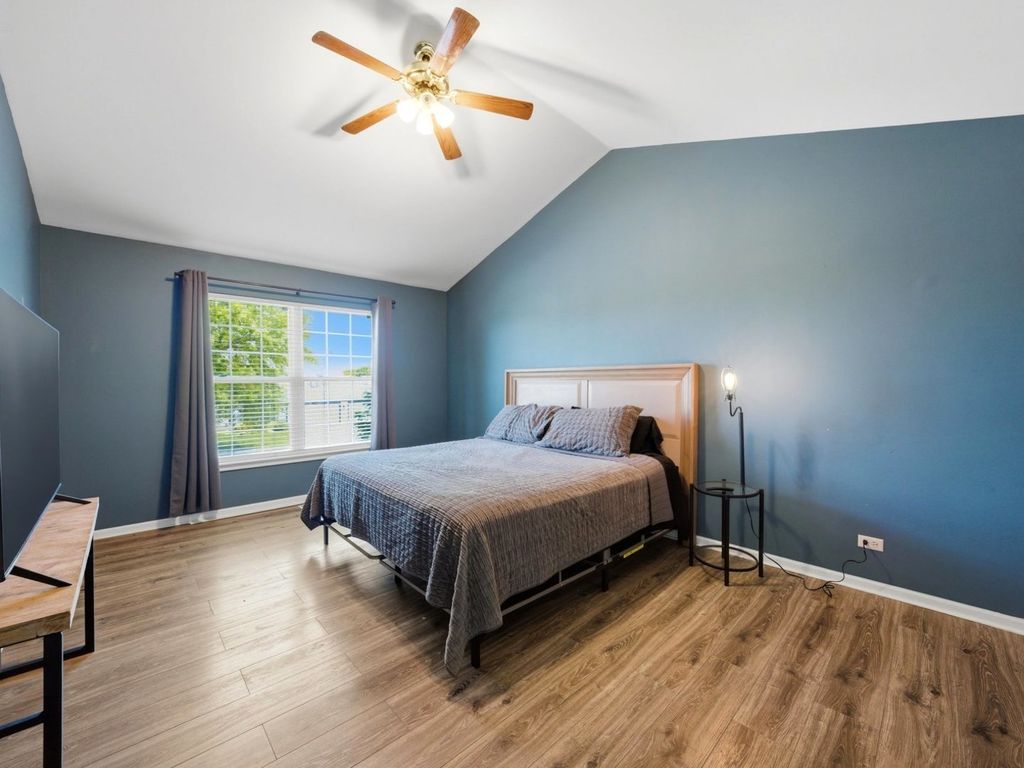 Image 32 of property listing at 225 Parkside Lane, Oswego, IL 60543