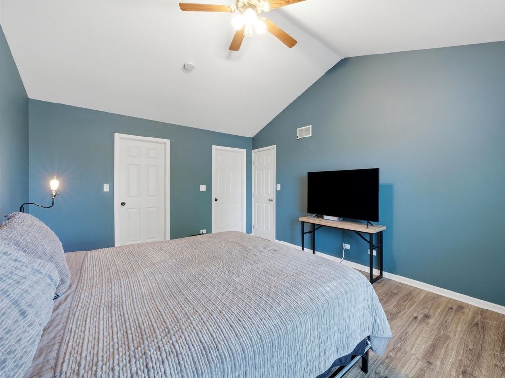 Image 33 of property listing at 225 Parkside Lane, Oswego, IL 60543