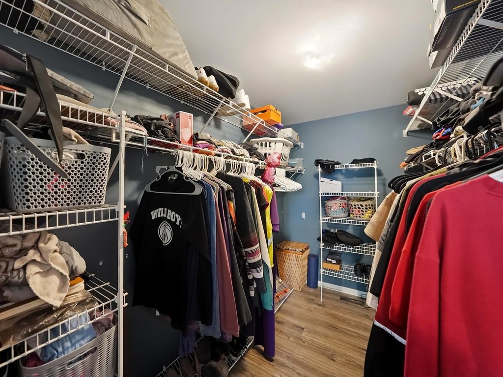 Image 34 of property listing at 225 Parkside Lane, Oswego, IL 60543
