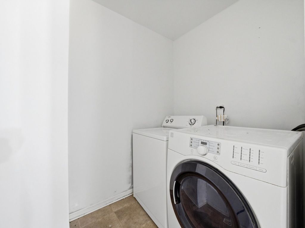 Image 35 of property listing at 225 Parkside Lane, Oswego, IL 60543