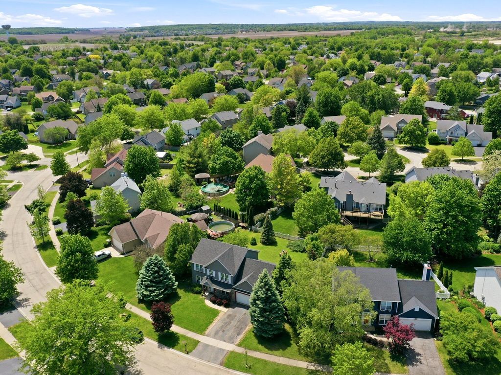 Image 5 of property listing at 225 Parkside Lane, Oswego, IL 60543