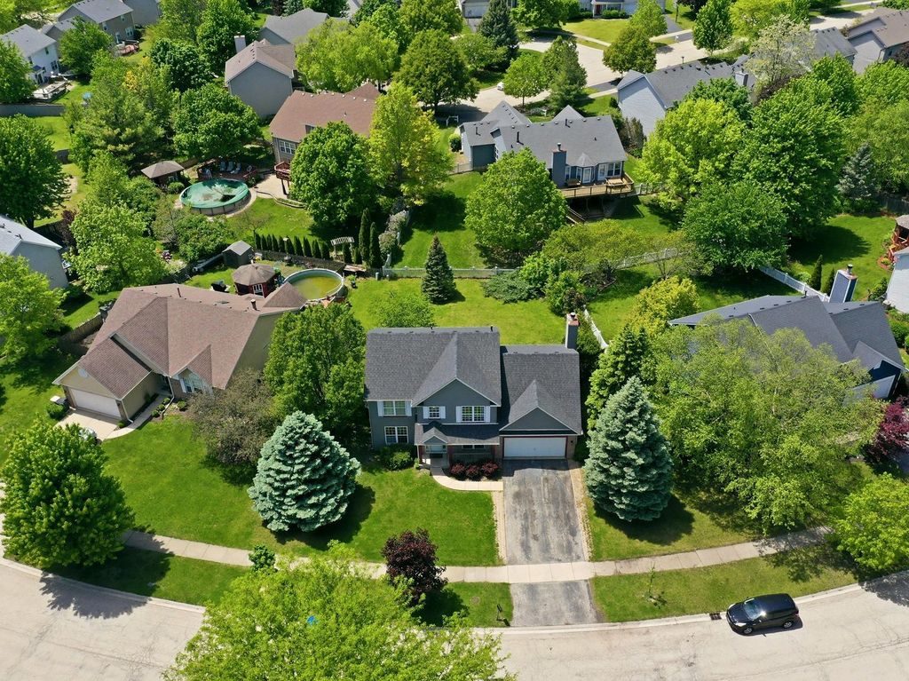 Image 6 of property listing at 225 Parkside Lane, Oswego, IL 60543