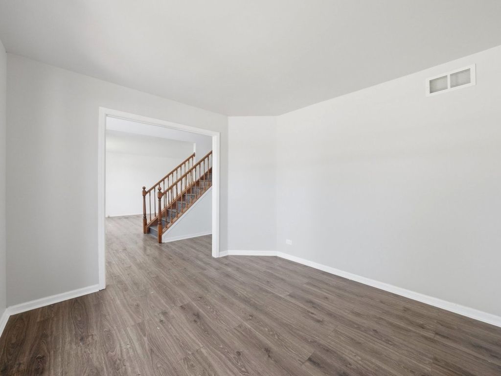 Image 9 of property listing at 225 Parkside Lane, Oswego, IL 60543