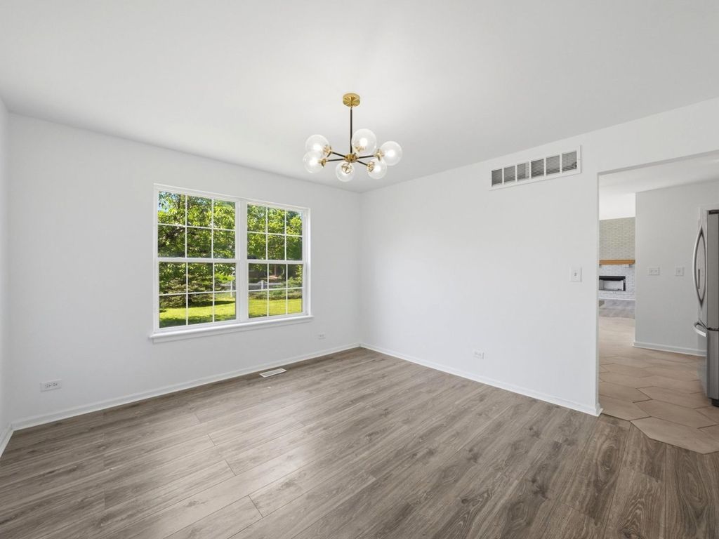 Image 10 of property listing at 225 Parkside Lane, Oswego, IL 60543