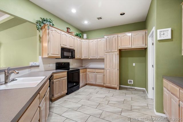 2405 S Willow Avenue, Broken Arrow, OK 74012