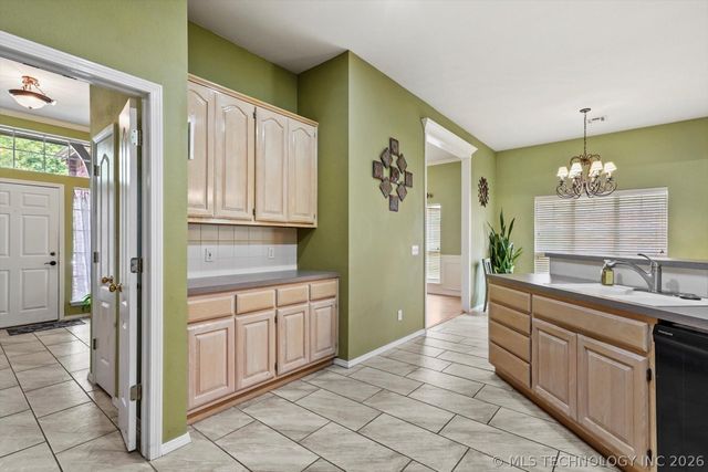 2405 S Willow Avenue, Broken Arrow, OK 74012