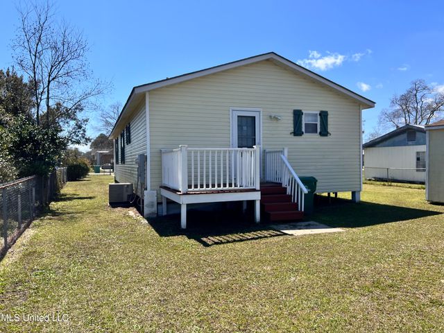 605 Victoria Street, Waveland, MS 39576
