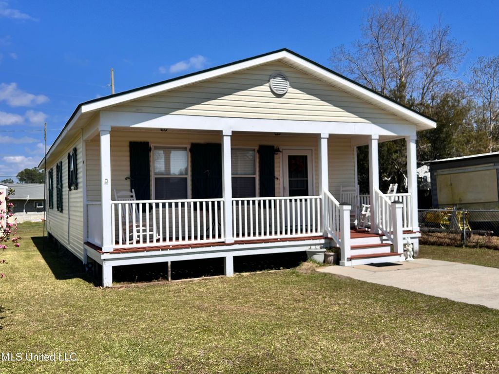 605 Victoria Street, Waveland, MS 39576