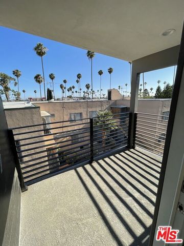 1552 Winona Boulevard, Los Angeles, CA 90027