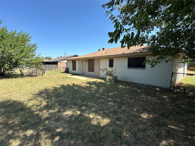 1306 Berry Drive, Cleburne, TX 76033