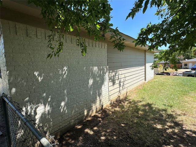 1306 Berry Drive, Cleburne, TX 76033