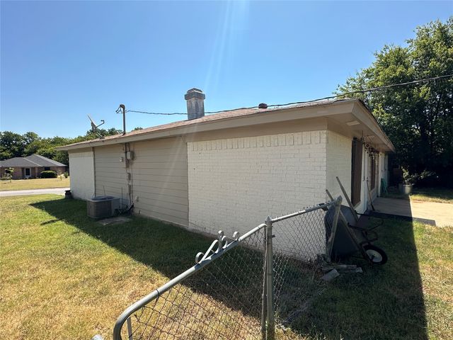 1306 Berry Drive, Cleburne, TX 76033