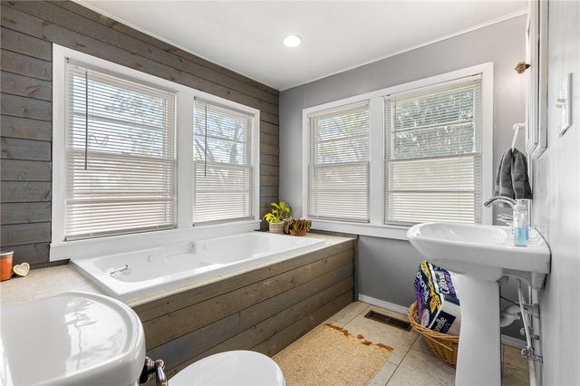 1004 N Spruce Street, Harrison, AR 72601