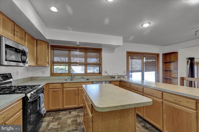 16 SCOTLAND DR, Reading, PA 19606