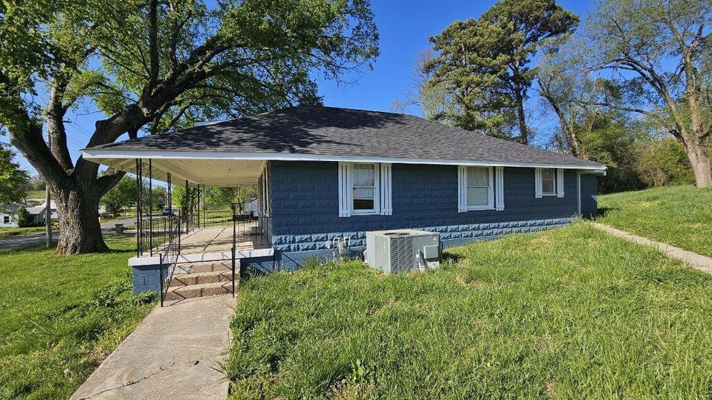 1612 S Jefferson Street, Ava, MO 65608
