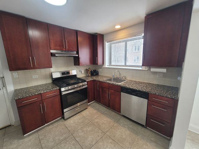 2700 W LUNT Avenue 201, Chicago, IL 60645