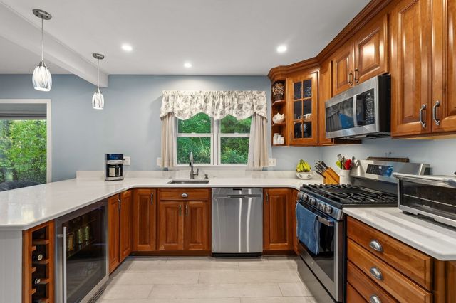 16 Holly Ct 16, Rockland, MA 02370