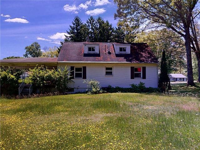 140 Evergreen Dr, Center Twp, PA 15001