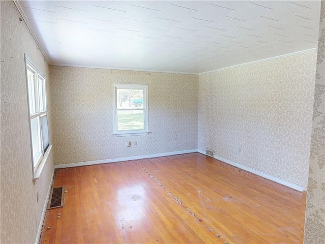 140 Evergreen Dr, Center Twp, PA 15001