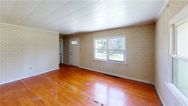 140 Evergreen Dr, Center Twp, PA 15001
