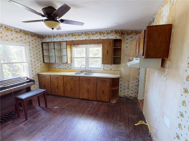140 Evergreen Dr, Center Twp, PA 15001