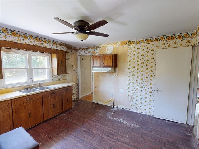 140 Evergreen Dr, Center Twp, PA 15001