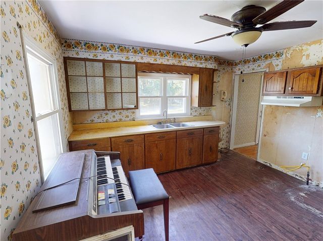 140 Evergreen Dr, Center Twp, PA 15001