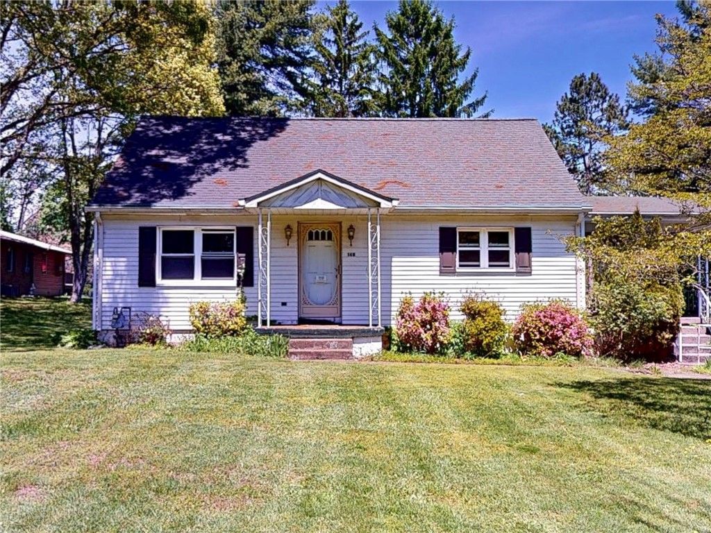 140 Evergreen Dr, Center Twp, PA 15001