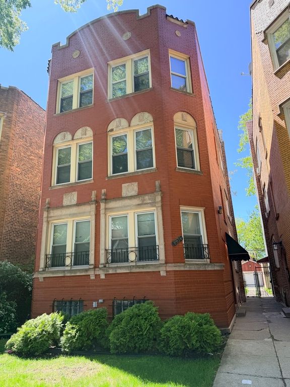 8534 S Bennett Avenue, Chicago, IL 60617