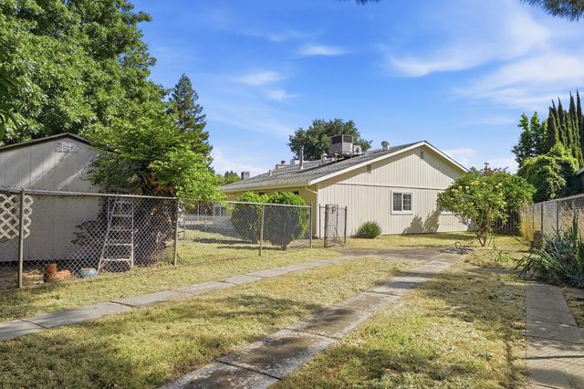 10 Pelican Ct, Sacramento, CA 95833