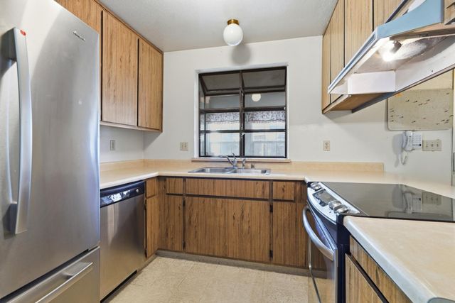 10 Pelican Ct, Sacramento, CA 95833