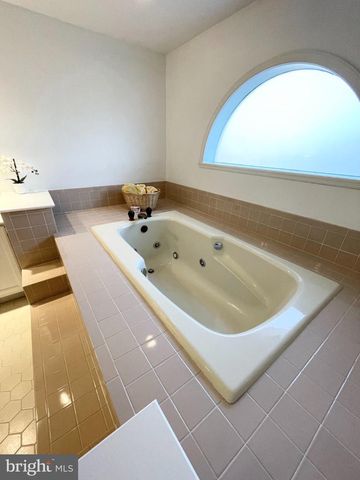 6319 CHAUCER VIEW CIR, Alexandria, VA 22304