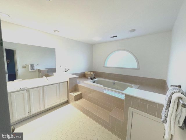 6319 CHAUCER VIEW CIR, Alexandria, VA 22304