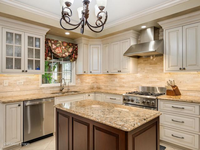 9716 S Kingsbury Court, Palos Hills, IL 60465