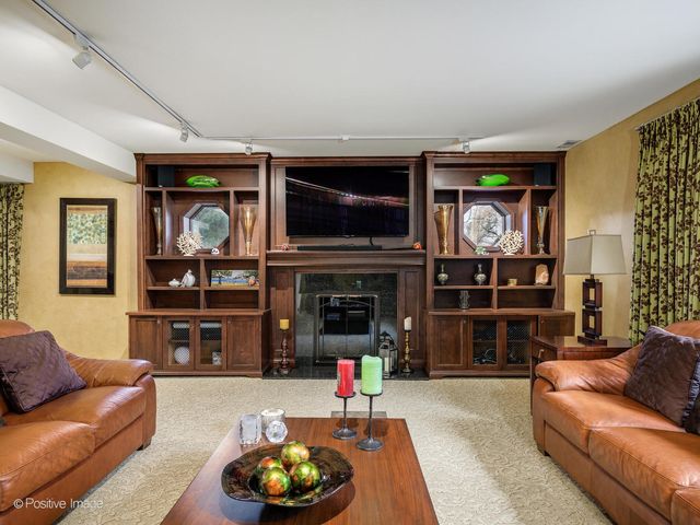 9716 S Kingsbury Court, Palos Hills, IL 60465