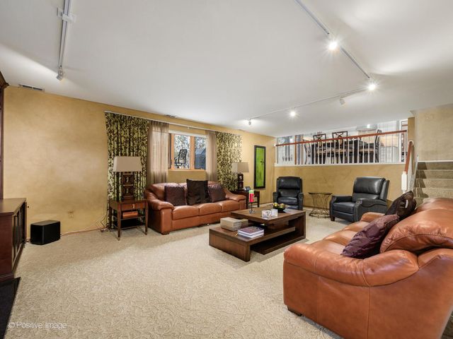 9716 S Kingsbury Court, Palos Hills, IL 60465