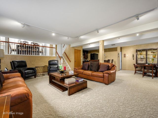 9716 S Kingsbury Court, Palos Hills, IL 60465