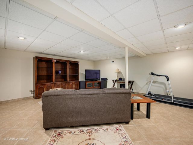 9716 S Kingsbury Court, Palos Hills, IL 60465