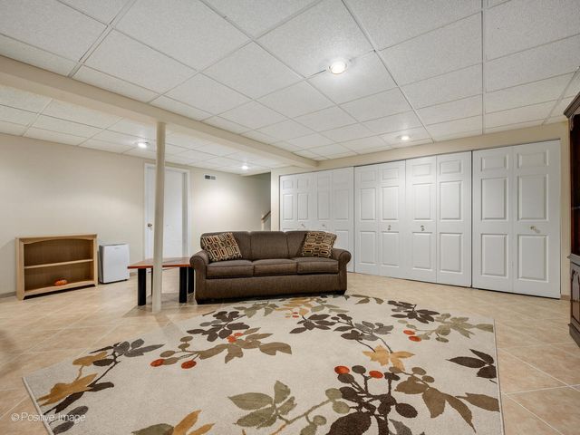 9716 S Kingsbury Court, Palos Hills, IL 60465