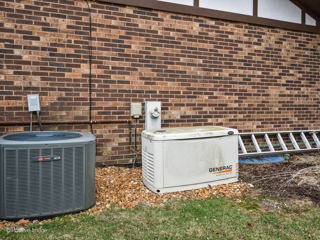 9716 S Kingsbury Court, Palos Hills, IL 60465