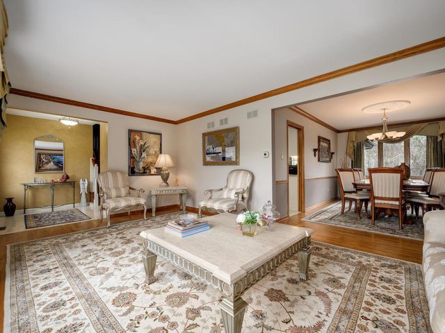 9716 S Kingsbury Court, Palos Hills, IL 60465