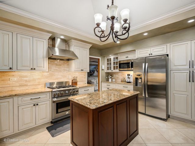 9716 S Kingsbury Court, Palos Hills, IL 60465