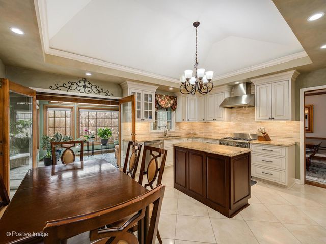 9716 S Kingsbury Court, Palos Hills, IL 60465