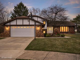 9716 S Kingsbury Court, Palos Hills, IL 60465