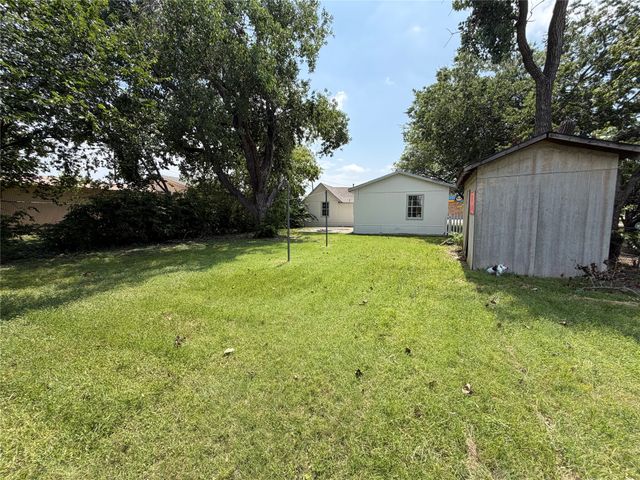 605 N Pine Street, Roanoke, TX 76262