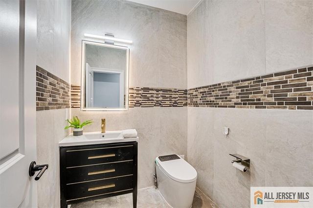 4 Hemlock Drive, Edison, NJ 08820