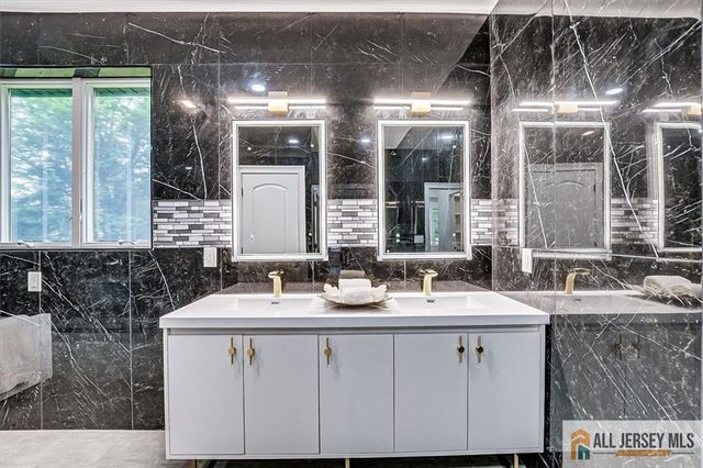 4 Hemlock Drive, Edison, NJ 08820